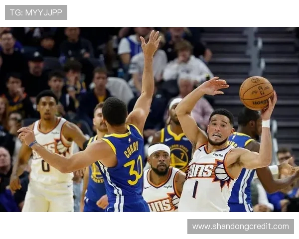 勇士与步行者场上冲突引发激烈斗殴赛场气氛瞬间紧张升级