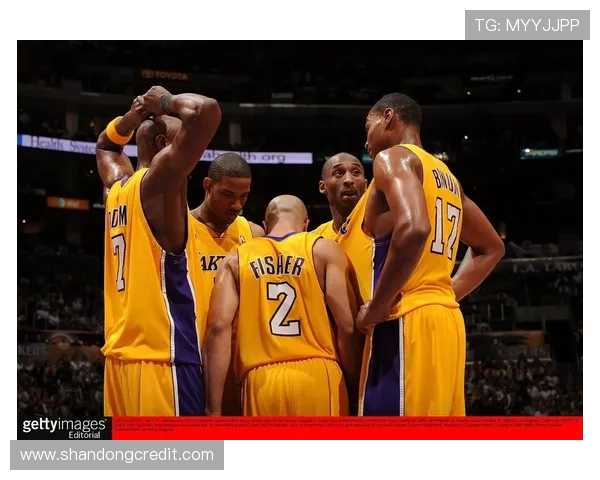 季前赛精彩对决湖人队与篮网队的巅峰较量引发球迷热议